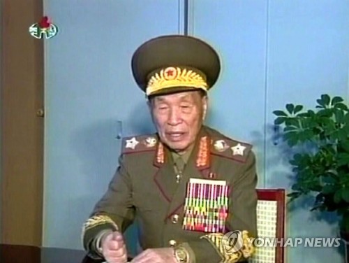 빨치산 출신인 리을설 북한 인민군 원수가 7일 폐암 투병 중 94세로 사망했다고 북한 조선중앙통신이 8일 보도했다. 그는 북한 노동당 중앙위원회 위원과 최고인민회의 대의원도 지냈다. 1921년 일제강점기 함경북도 청진시에서 태어난 그는 김정일 국방위원장의 ‘원로 예우 정책’에 따라 1995년 10월 인민군 원수 칭호를 받았다.  (서울=연합뉴스)