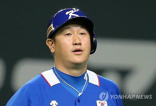 8일 오후 일본 훗카이도 삿포로돔에서 열린 2015 WBSC 프리미어 12 한국-일본 개막 경기. 7회 초 무사 때 한국 이대호가 삼진 아웃 당한 후 아쉬운 표정을 짓고 있다. (삿포로<일본 홋카이도>=연합뉴스)