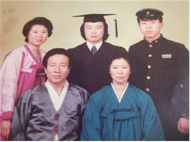 김창도(앞줄 왼쪽) 씨 가족사진.