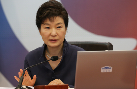 박근혜 대통령이 10일 오전 청와대에서 열린 국무회의를 주재하고 있다. 박 대통령은 이날 회의에서 역사교과서 국정화 논란과 관련, “대한민국은 태어나서는 안되는 나라로 역사교과서가 묘사해 나라에 대한 자부심을 잃게 되고 (학생들의) 혼이 비정상이 될 수밖에 없다고 생각하면 참으로 무서운 일”이라고 말했다. 연합뉴스
