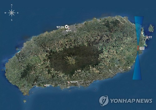 국토교통부는 10일 제주 공항 확충 사전타당성 검토 용역결과를 발표하고 서귀포 신산에 제2공항 건설하겠다고 밝혔다. 사진은 이날 국토교통부가 배포한 제2공항 입지 활주로 예상도. (제주=연합뉴스)