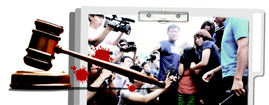 지난해 8월 경찰에 검거된 포천 고무통 살인사건의 범인 이모(여·49) 씨가 자신의 집인 경기 포천시 중앙로 A 빌라에서 현장검증을 실시하고 있다.  아시아뉴스 통신 제공