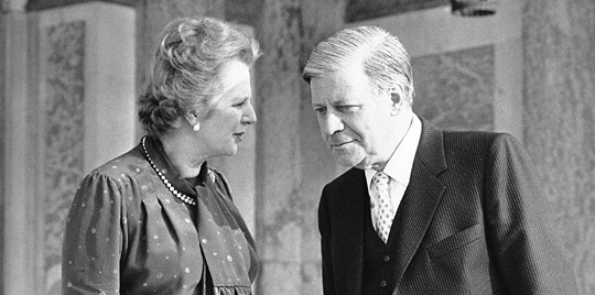 1982년 6월 5일 프랑스 파리에서 헬무트 슈미트(오른쪽) 당시 서독 총리가 마거릿 대처 당시 영국 총리와 정상회담 후 담소하고 있다. 슈미트 총리는 대처 총리를 “19세기적 정치인”이라고 지적한 바 있다. AP연합뉴스