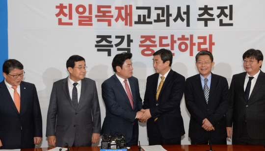 원유철(왼쪽 세 번째) 새누리당 원내대표와 이종걸(〃네 번째) 새정치민주연합 원내대표가 11일 오전 국회 새정치연합 원내대표실에서 정기국회 의사일정을 논의하기 위한 ‘3+3’ 회동에 앞서 손을 맞잡고 인사하고 있다. 왼쪽부터 새누리당 조원진 원내수석부대표, 김정훈 정책위의장, 원 원내대표, 새정치연합 이 원내대표, 최재천 정책위의장, 이춘석 원내수석부대표.