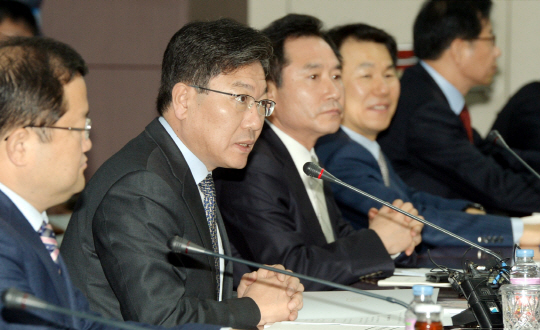 11일 오전 서울 종로구 서린동 한국무역보험공사에서 열린 ‘부처 합동 수출진흥 대책회의’에서 윤상직(왼쪽) 산업통상자원부 장관이 모두발언을 하고 있다.