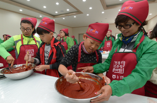 <국민건강 농업인 행복찾기>아이가 반죽한 고추장… 맛본 할머니 “칼칼, 달달한 게 최고네”
