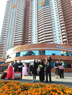 북한이 당 창건 70주년을 맞아 평양 중구역에 조성한 대규모 주택단지인 미래과학자거리에서 새집들이가 시작됐다고 조선중앙통신이 지난 5일 보도했다.  연합뉴스