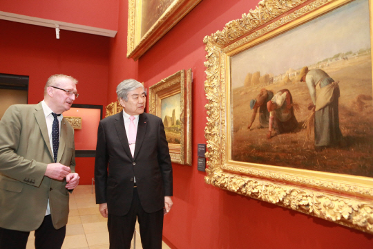 지난  9월 14일 프랑스 오르세미술관에서 열린 한국어 오디오 가이드 서비스 후원 행사에서 조양호(오른쪽) 한진그룹 회장이 기 코즈발 오르세미술관장 옆에 서서 밀레의 ‘이삭 줍는 사람들’을 감상하고 있다.  대한항공 제공