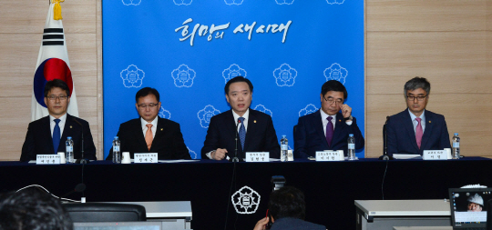 김현웅(가운데) 법무부 장관과 이기권(오른쪽 두 번째) 고용노동부 장관 등 5개 부처 장·차관이 13일 오전 서울 종로구 세종로 정부서울청사에서 14일 예정된 도심집회와 관련, 불법 집단행동에 대해 엄정히 대처하겠다는 내용의 담화문을 발표하고 있다.