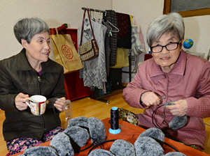 독립운동가 김동삼 지사의 손녀 김복생(왼쪽) 씨가 집에서 동생 갑생 씨와 함께 방한 귀마개를 꿰매는 부업을 하고 있다.  신창섭 기자 bluesky@