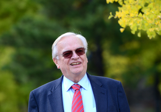 1960년대 말 주한미군으로 평택에서 1년간 근무한 인연으로 한국연구를 시작한 존 메릴 존스홉킨스대 한미연구소 객원연구원. 20대 청년은 이제 머리가 하얀 노신사가 됐지만, 한반도 문제에 대한 열정과 관심은 예나 지금이나 차이가 없다. 국무부 정보조사국에서 은퇴한 뒤 오랜만에 한국을 찾은 메릴 연구원이 지난 10월 29일 서울 시내 한 호텔 정원에서 한국의 늦가을을 즐기고 있다.   김선규 기자 ufokim@