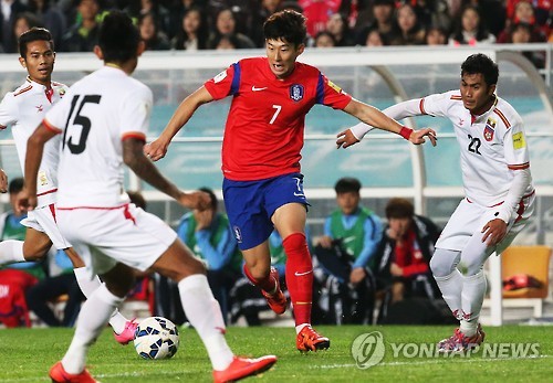 (수원=연합뉴스) 수원월드컵경기장에서 열린 2018 러시아월드컵 아시아 2차 예선 한국과 미얀마의 경기에서 손흥민이 드리블하고 있다.