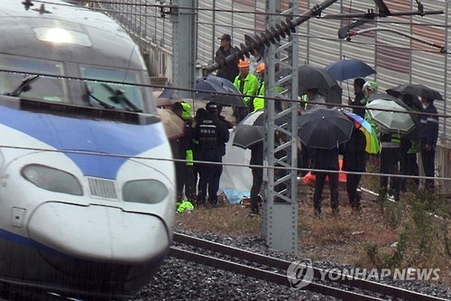 13일 오후 1시 6분께 대구시 동구 효목동 경부선 철로에서 일하던 김모(51)씨와 또 다른 김모(35)씨가 부산에서 서울로 가던 KTX 136호 열차에 치여 숨졌다. 사고 직후 코레일 관계자 등이 현장을 수습하고 있다. (대구=연합뉴스)