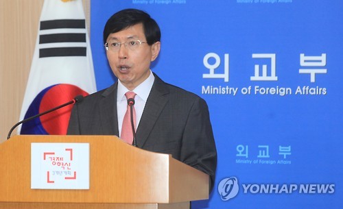 조준현 외교부 대변인이 14일 오후 청사에서 파리 테러 사건에 대한 성명을 발표하고 있다. 조 대변인은 “극악무도한 사건이 발생한 데 대해 충격과 분노를 금할 수 없으며, 이번 테러 행위를 강력히 규탄한다”고 밝혔다.