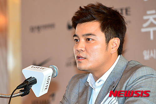 15일 오전 서울 중구 롯데호텔에서 메이저리거 추신수가 귀국 기자회견을 열고 취재진의 질문에 답하고 있다.