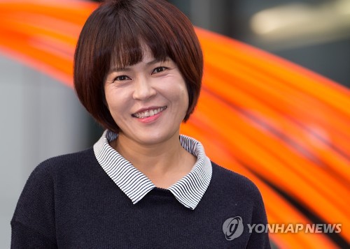 개그맨 조혜련이 서울 종로구 수송동의 한 카페에서 연합뉴스와 인터뷰를 하기 앞서 포즈를 취하고 있다.