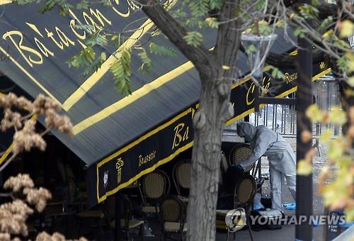 테러가 발생한 바타클랑 공연장 살펴보는 수사관 (AP=연합뉴스)