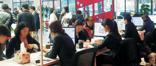 지난 13일 개관한 서울 강남구 ‘삼성동 센트럴 아이파크’ 아파트 본보기집을 찾은 수요자들이 청약 상담을 받고 있다.