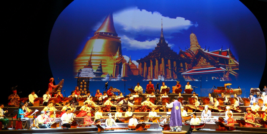 국립아시아문화전당 개관 기념으로 25일 한국과 아세안 11개국 연주자들로 구성된 ‘아시아 전통오케스트라’가 연주회를 갖는다. 사진은 2011년 공연모습.