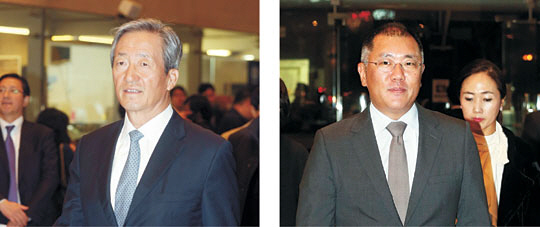 정몽준(왼쪽 사진) 아산재단 이사장과 정의선(오른쪽) 현대자동차 부회장이 18일 ‘아산 정주영 탄신 100주년 기념음악회’가 열린 서울 예술의전당 콘서트홀로 들어서고 있다.  연합뉴스
