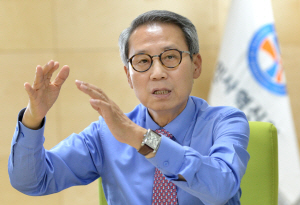 이근면 인사혁신처장이 출범 1주년을 맞아 지난 16일 정부서울청사 집무실에서 문화일보와 인터뷰를 통해 공직사회의 근본적 변화를 위한 시스템 개혁 방향을 설명하고 있다.  김낙중 기자