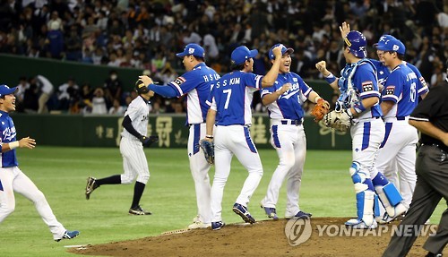 19일 오후 일본 도쿄돔 구장에서 열린 2015 세계야구소프트볼연맹(WBSC) 프리미어12 대회 준결승전 대한민국과 일본의 경기가 대한민국의 4-3 역전승으로 끝난 뒤 마운드 위에서 대표팀 선수들이 승리를 기뻐하고 있다. 이대호는 9회초 무사 만루 때 2타점 역전 적시타로 이날 승리를 견인했다.  (도쿄=연합뉴스)