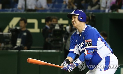 19일 오후 일본 도쿄돔 구장에서 열린 2015 세계야구소프트볼연맹(WBSC) 프리미어12 대회 준결승전 대한민국과 일본의 경기. 9회초 무사 만루 때 대한민국 이대호가 2타점 역전 적시타를 치고 있다.  (도쿄=연합뉴스)
