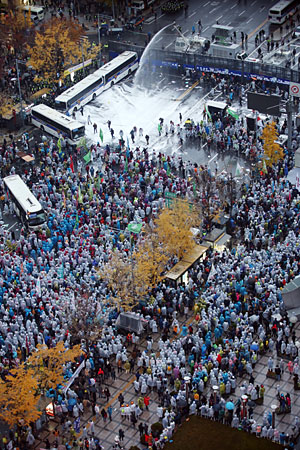 14일 서울 광화문 사거리 인근에서 민주노총, 전국농민회총연맹 등의 주최로 열린 민중총궐기 대회 참가자들이 경찰버스 차벽을 무너뜨리려 하자 경찰이 물대포 등을 발사하고 있다.