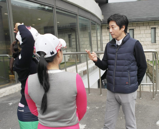 박원(오른쪽) 원장이 지난 15일 KLPGA 시즌 최종전이 열린 경기 용인 레이크사이드 골프장에서 경기를 마친 제자들을 격려하고 있다.