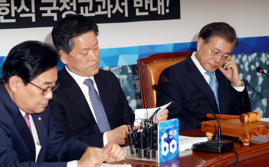 20일 오전 국회에서 열린 새정치민주연합 최고위원회의에서 주승용(가운데) 최고위원이 당 운영과 관련, 문재인(오른쪽) 대표의 사과를 요구하자 문 대표가 굳은 표정을 짓고 있다.