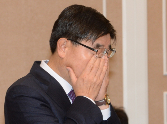 이기권 고용노동부 장관이 20일 오전 서울 여의동 국회 의원식당에서 열린 5대 노동개혁 법안 관련 당정협의회에서 피곤한 듯 얼굴을 만지고 있다.