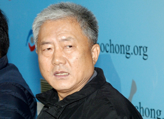 김동만 한국노총 위원장이 20일 오전 서울 영등포구 한국노총 대회의실에서 정부·여당의 노동개혁안 폐기를 주장하는 성명서를 발표하고 있다.