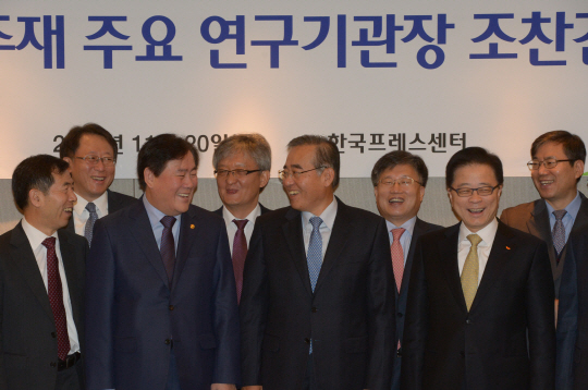최경환(앞줄 왼쪽 두 번째) 부총리 겸 기획재정부 장관이 20일 서울 중구 세종대로 한국프레스센터에서 열린 주요 연구기관장 조찬간담회에 앞서 참석자들과 기념촬영을 하고 있다.