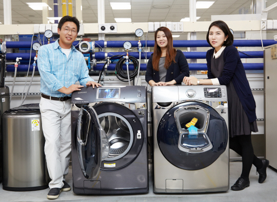 19일 경기 수원시 영통구 삼성로 삼성전자 가전사업부 선행개발팀 연구실에서 연구원들이 포즈를 취하고 있다. 왼쪽부터 임정수 선행개발팀 수석, 박민 가전사업부 마케팅팀 과장, 이보람 선행개발팀 책임.