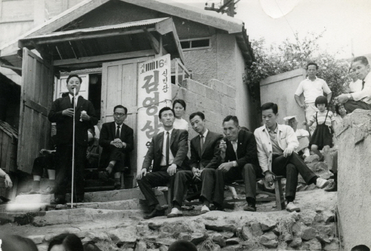 김영삼 전 대통령이 1967년에 치러진 제7대 국회의원총선거에서 민주당 구파인 유진산계 주도로 설립된 신민당 후보로 출마해 선거유세를 벌이고 있다. 여기서 당선된 이후 김 전 대통령은 ‘40대 기수론’을 제창하면서 제7대 대통령 출마를 선언한다.  김영삼민주센터 제공