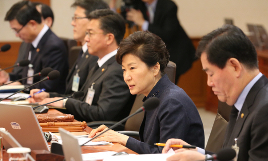 박근혜 대통령이 24일 청와대에서 국무회의를 주재하고 있다. 연합뉴스