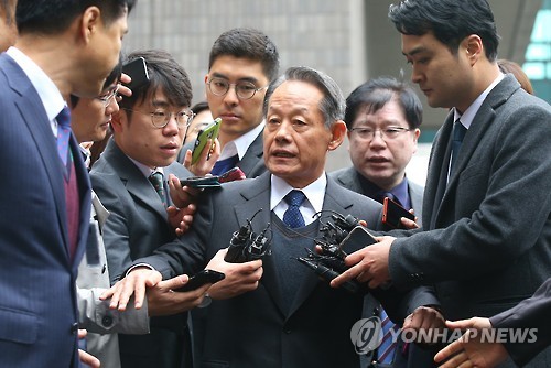해상작전헬기 ‘와일드캣(AW-159)’도입 비리 연루 의혹을 받고 있는 최윤희 전 합참의장이 24일 오전 서울 서초구 서울중앙지검 별관에 피의자 신분으로 출석하며 취재진의 질문을 받고 있다. 방위사업비리 정부합동수사단은 2012년 와일드캣이 우리 군의 해상작전헬기로 선정될 당시 해군참모총장이었던 최 전의장을 상대로 와일드캣 도입 과정에 개입했는지, 기종 선정을 둘러싸고 금품거래가 있었는지 등을 조사할 계획이다. (서울=연합뉴스)