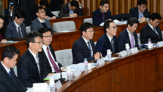 지난 23일 오전 국회에서 열린 한·중 자유무역협정(FTA) 비준을 위한 여·야·정 협의체 제3차 전체회의에서 정부 측 참석자들이 모두발언을 듣고 있다.  뉴시스