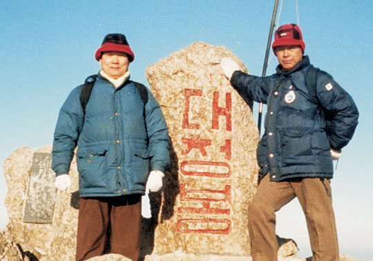 13대 대선에서 패배한 김영삼(오른쪽) 전 대통령이 1988년 2월 재기를 다짐하며 김기수 당시 수행비서와 함께 설악산 대청봉에 오른 모습. 김기수 전 청와대 수행실장 제공
