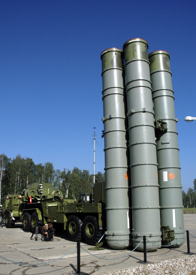 러시아 엘렉트로스탈에 배치된 S-400 트라이엄프 방공미사일 시스템 발사대. 러시아 정부는 25일 시리아의 라타키아 공군기지에 S-400 방공미사일 시스템을 배치할 계획이라고 밝혀 러시아와 나토(북대서양조약기구) 간의 잠재적 갈등이 커지고 있다. AP 연합뉴스