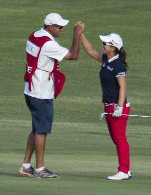 김세영(오른쪽)이 지난 4월 18일 미국 하와이주 카폴레이의 코올리나 골프장에서 열린 LPGA투어 롯데챔피언십 4라운드 연장전에서 이글에 성공한 뒤 캐디 폴 푸스코와 하이파이브를 하고 있다.
