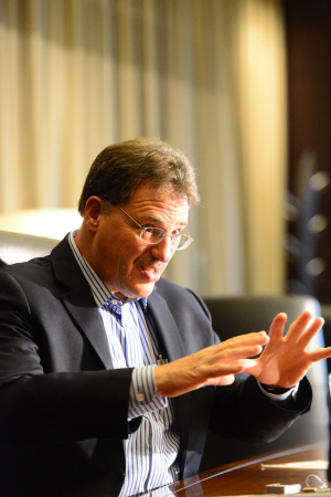 소년 시절 존 F 케네디 대통령에게서 영감을 받아 자유민주주의에 대한 꿈을 키웠다는 래리 다이아몬드 스탠퍼드대 교수. 평생 글로벌민주주의 연구에 투신해온 학자답게 세계 모든 나라의 현황에 밝았고, 문제의 해법도 분명했다.  김선규 기자 ufokim@