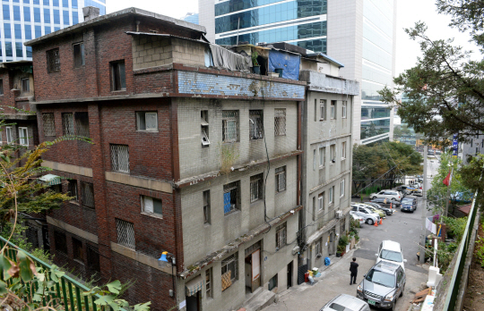 서울역 맞은편 대우빌딩(현재 서울스퀘어) 뒤, 남산 서쪽 기슭인 양동(陽洞) 골목은 그 이름과 반대로 고층 빌딩 숲에 가린 수도 서울의 음지(陰地)였다. 오랫동안 집창촌이 주변에 있었고, 이곳을 경찰이 단속했다는 뉴스가 신문의 단골 메뉴였으며, ‘인간시장’의 한 무대가 되기도 했다. 25일 지금은 달라진 구 양동 골목.   김선규 기자 ufokim@