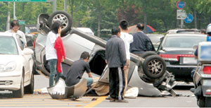 수입차 등 고가 차량과의 교통사고 시 과도한 수리비로 사회 문제가 되고 있는 가운데 정부가 지난 18일 ‘고가 차량 관련 자동차보험 합리화 방안’을 발표, 일반 차량 운전자 부담 경감에 나섰다. 지난여름 동부간선도로 인근에서 일어난 승용차 교통사고 모습.  문화일보 자료사진