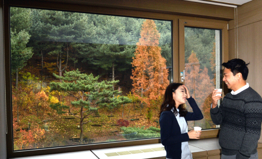 26일 경기 용인시 기흥구 마북동 KCC 중앙연구소 창문 앞에서 직원들이 커피를 마시며 이야기를 나누고 있다. 창밖 풍경을 담아낸 창호가 수채화 그림 같은 느낌을 준다.