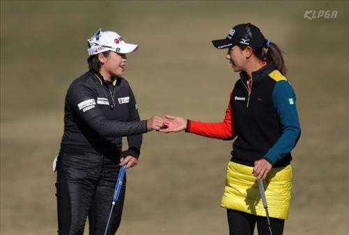 LPGA팀에서 가장 먼저 승리를 따낸 장하나(왼쪽)-박희영 조.