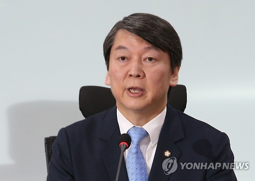 새정치민주연합 안철수 전 공동대표가 29일 오전 국회 의원회관에서 기자회견을 열고 문재인 대표의 ‘문안박 공동지도부’ 구성 제안을 거부하고 대안으로 문 대표와 자신이 참여하는 혁신 전당대회 개최를 역제안하고 있다.