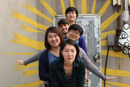 지난 27일 서울 은평구 녹번동 서울혁신파크에서 박정화(앞에서 세 번째) 인디씨에프 대표와 직원들이 환하게 웃고 있다.