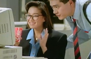 커리어우먼의 이미지가 돋보였던 배우 심혜진이 출연한 코카콜라 CF 속 한 장면.