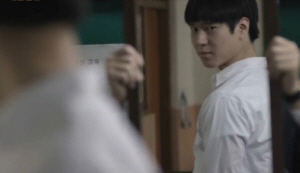 주인공 선우(고경표)가 1988년 화제를 모은 스포츠 브랜드 리복의 CF 속 한 장면을 흉내내고 있다. 화면캡처